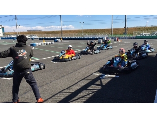 前を向け！後ろは振り向くな！