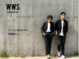 スーツに見えますが作業着です。