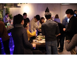 【手巻き寿司・もちつき新年会の様子をお届け！】社員もビックリ。会社のBARに杵と臼…そして寿司桶。