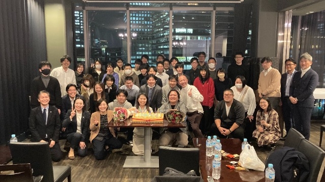 会社の創立記念日を特大ケーキでお祝いしました！