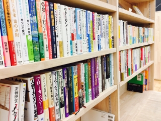 【福利厚生】クラッソーネの会社図書館