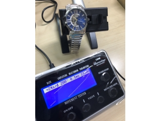 腕時計の点検中～