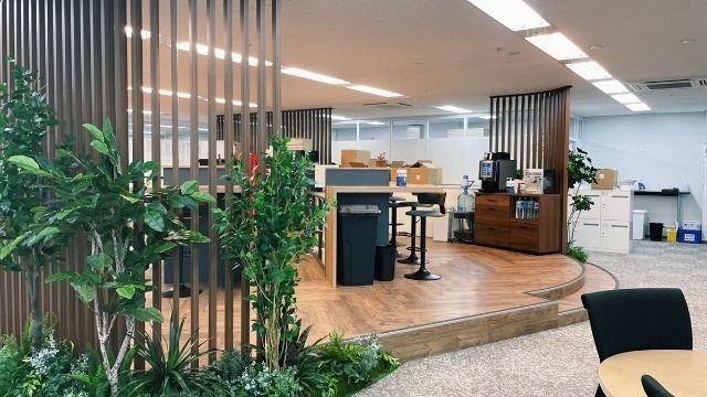 ＜＜オフィス紹介＞＞社内カフェでひとやすみ。