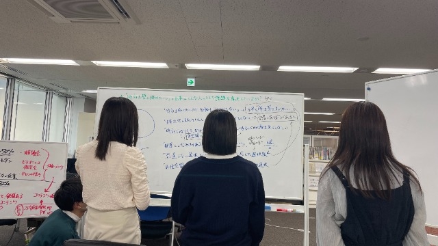 新入社員は何をしてる？