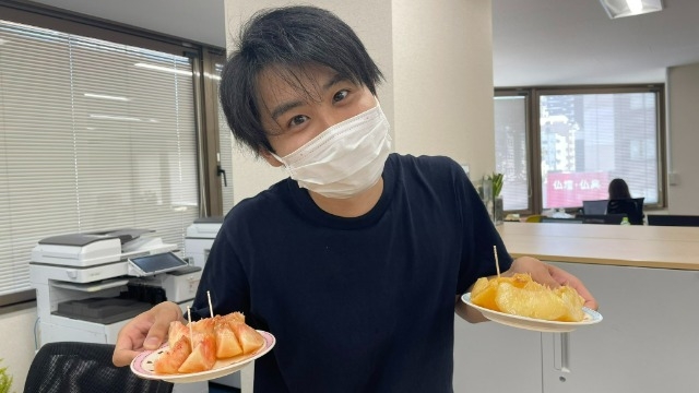 元家事初心者・芦野くんが桃を社長に剥いてあげる会社です。(笑)