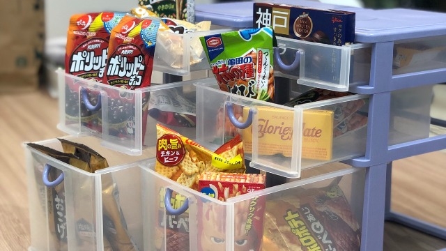 毎週お菓子の争奪戦があります（福利厚生その１）