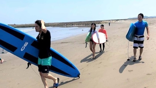 板部、夏はサーフィンだね！