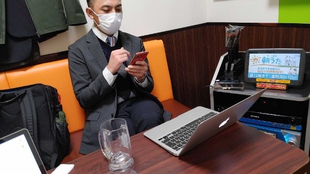 マイク片手にお仕事？