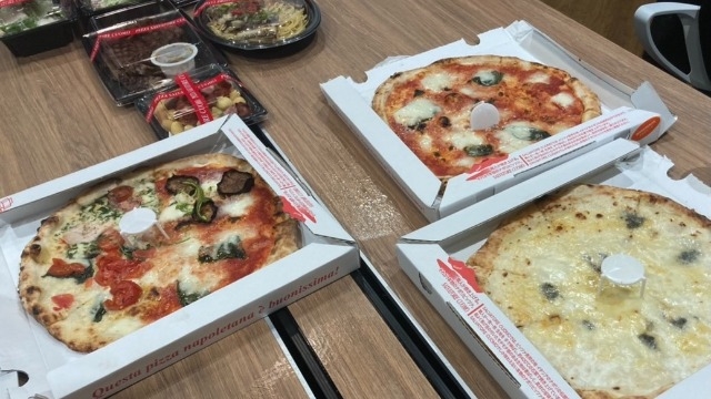 オフィスでピザパーティー開催