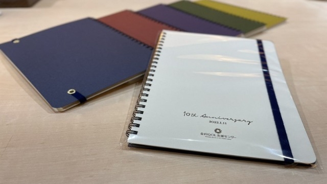 【福祉で上場】１０周年記念でオリジナルノートを贈呈