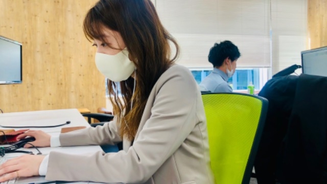 営業メンバーの隣に一日座ってみた