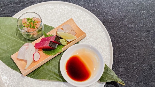 四半期会議では毎回コース料理を食べます