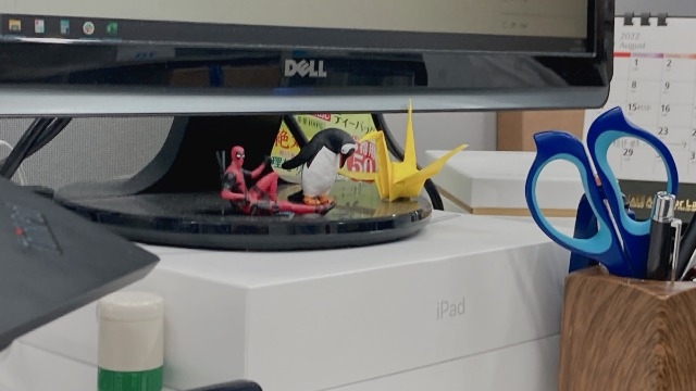 社員のデスクは思い思いにデコレーション