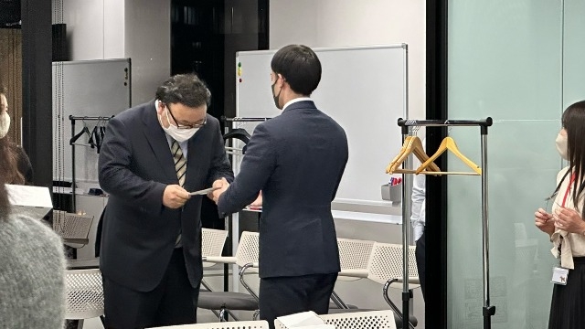 社内で数か月ぶりの誕生日会開催