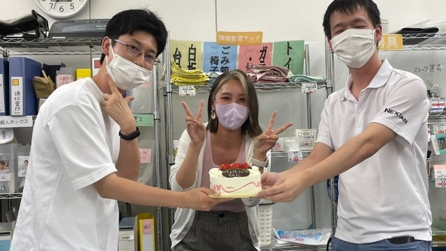 【全員集合！】全社員で誕生日のお祝いをしました。