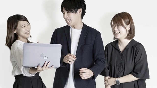 【マクロジ社内勉強会】多様な意見を取り入れる！WEBデザイナーのレビュー会に密着