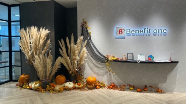 秋仕様のオフィスエントランス