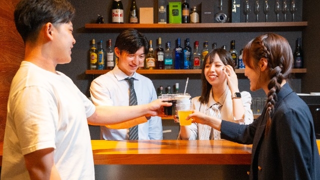 【社内BAR潜入レポ】終業後、カウンターに人が集まる理由とは?