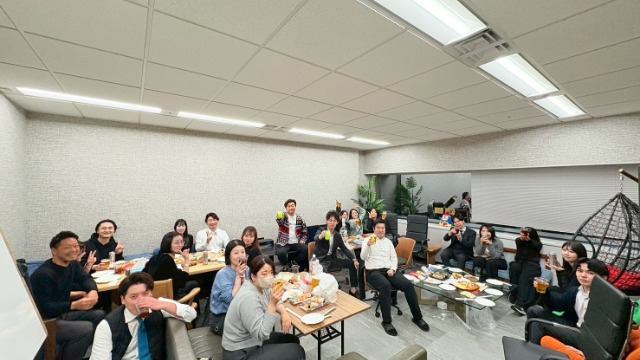 達成食事会成果を祝して乾杯！営業部達成会の様子