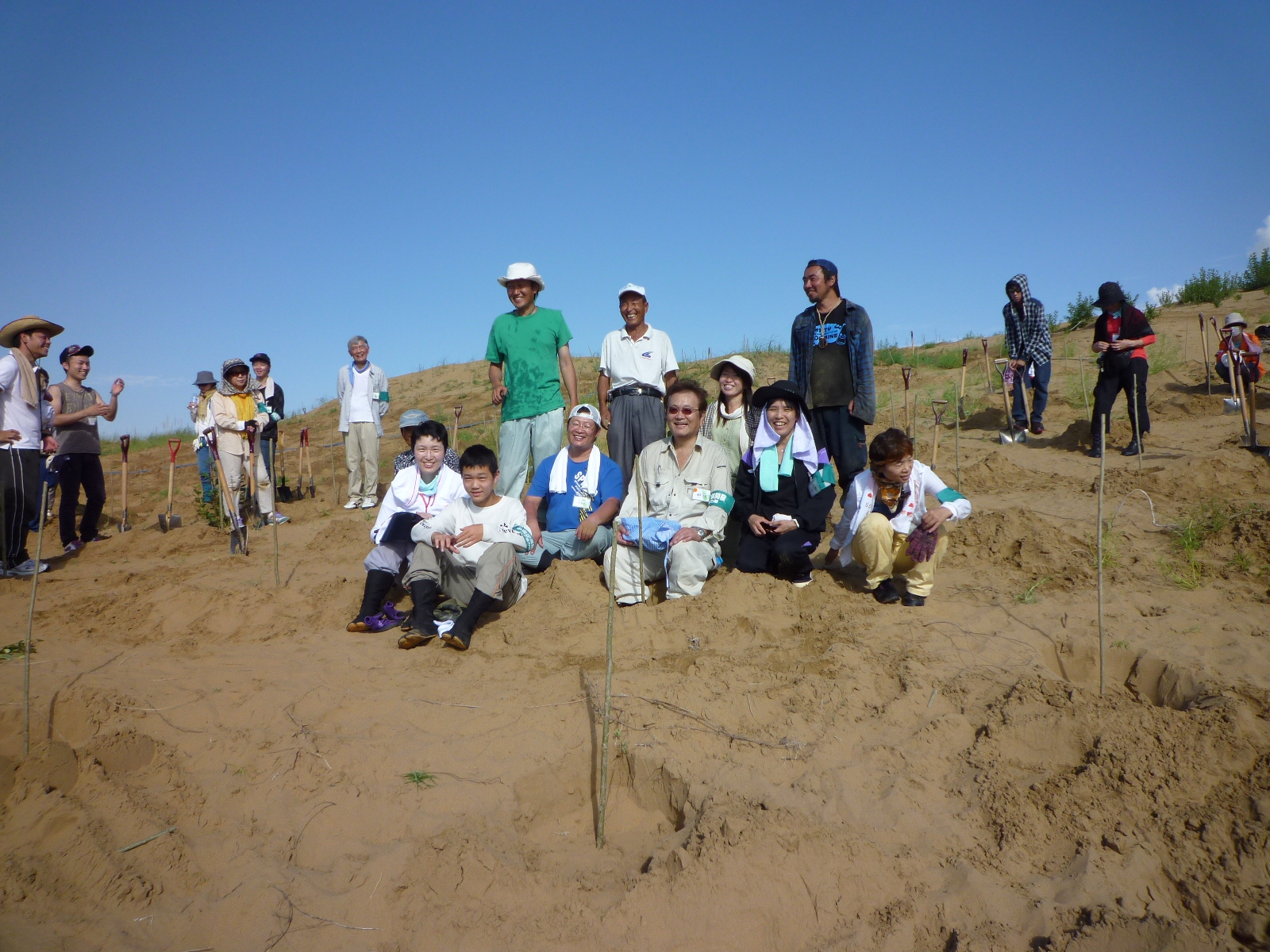 当社の会長と取締役マネージャーがモンゴルに植樹に行ってきました。