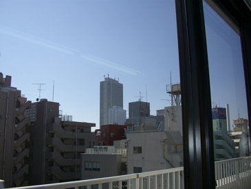 雨が横から入ってきます