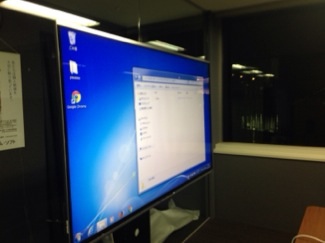 当社に70インチモニターが入りました。