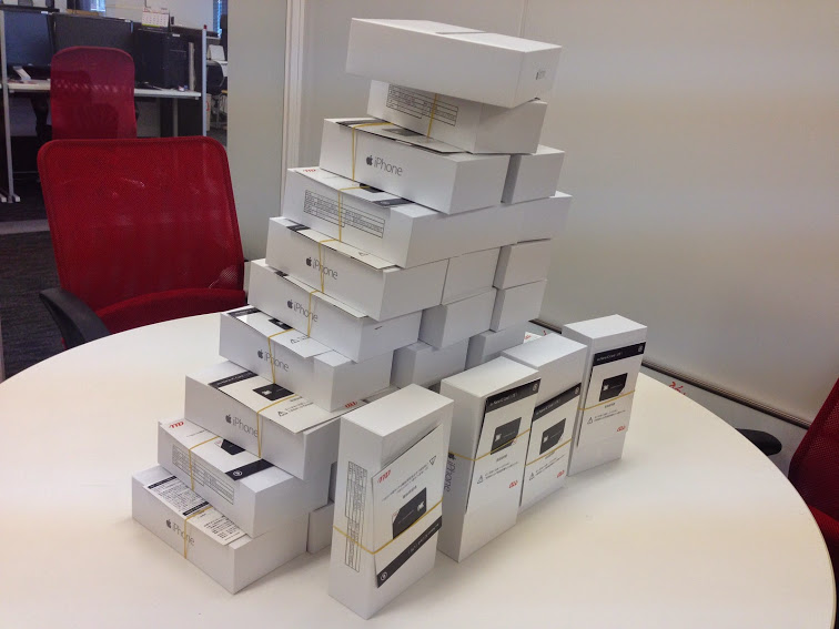 ★社員に配るiPhone6、38台積み上げてみました！