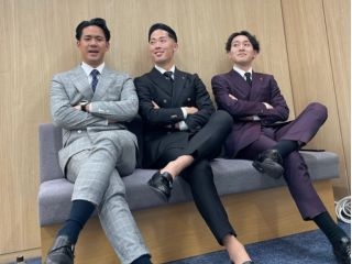 個性が光るおしゃれなスーツ姿!
お揃いスーツの社員も多いです✨