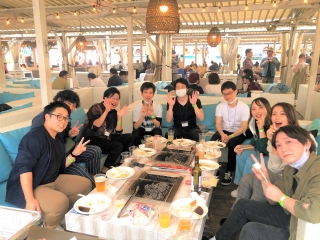 若手社員企画で行われたBBQ大会！レインボーブリッジを背景に開放的なBBQを楽しみました♪