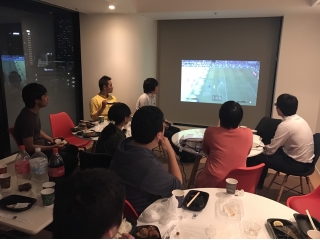 皆でサッカーゲーム大会です！
お弁当食べながらの激闘中です！