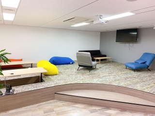 休憩室にはお昼寝スペースを完備！メンバーはここで昼寝をしてしっかり休息をとり、午後の仕事に臨みます。