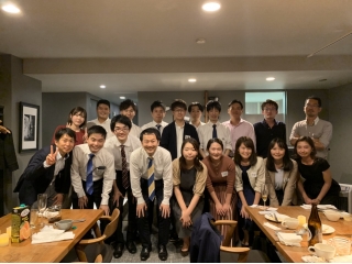 20卒内定者懇親会の際の1枚。
入社前からとっても仲良しな同期です!!