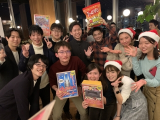 2019年のクリスマス会！
お楽しみのくじ引きの1等は、なんと20卒内定者！おめでとう！