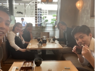 チームごはんの様子①
大体月1くらいで会社のお金でちょっといいもの食べに行きます！