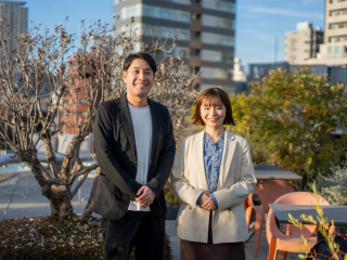 採用担当の八木と柴田。オフィスの屋上で撮影しました。ふかふかのソファがあり、とても心地がいいです！