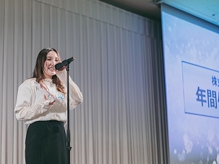 多様な社員表彰の場。新卒先輩社員が、年間最優秀新人賞を受賞した場面