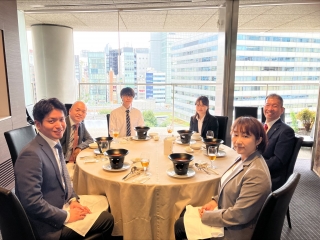 内定式後のランチ会！
美味しいご飯を食べながら、内定者と先輩社員との交流を図りました♪