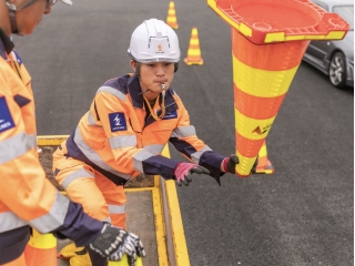 仕事中は、みんな真剣な姿勢で取り組みます。こちらはカラーコーンを使って、交通規制を掛けている様子。