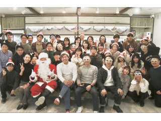 社内でクリスマスパーティーを行いました。サンタクロースは副社長が変装しています！