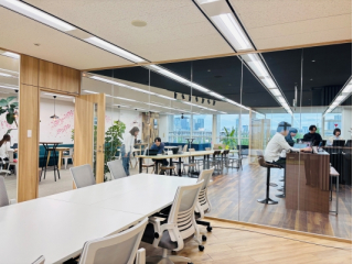 会議室などはガラス張りなので、会社全体が見渡せる作りです。