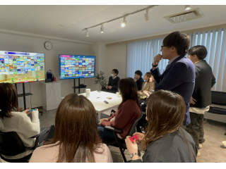 新メンバーが入社すると就業時間にゲーム大会を開催することも全員でTVゲームやカードゲームに興じます。